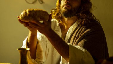 Son akşam yemeğinde İsa Mesih 'in havarileriyle birlikte arka planda sıcak ışıklarla canlandırdığı sahneler..