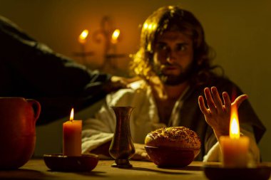 Son akşam yemeğinde İsa Mesih 'in havarileriyle birlikte arka planda sıcak ışıklarla canlandırdığı sahneler..