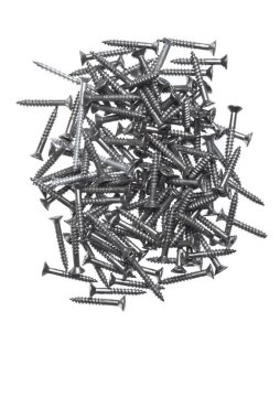 Beyaz arka planda çelik inşaat vidaları