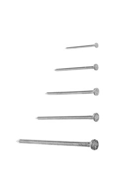 Farklı boyutlarda çelik çivi yığını beyaz arka planda farklı kompozisyonlarda dizilmiş.