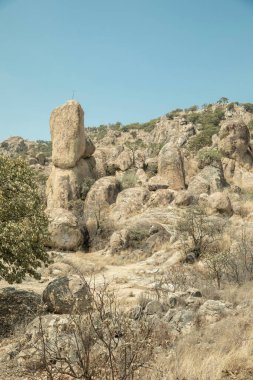 Gün batımında diş tepesinin taşları