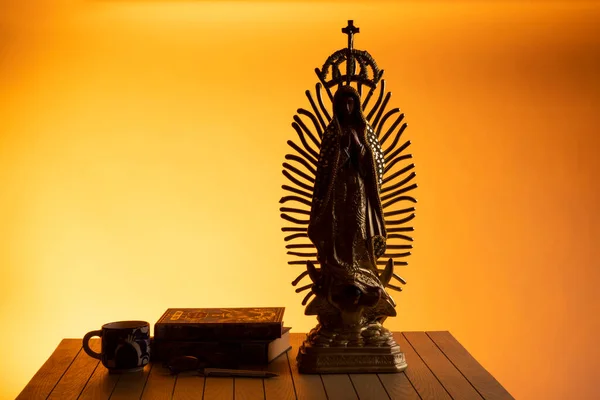 Figura Dorada Virgen Guadalupe Contra Luz Sobre Mesa Madera —  Fotos de Stock