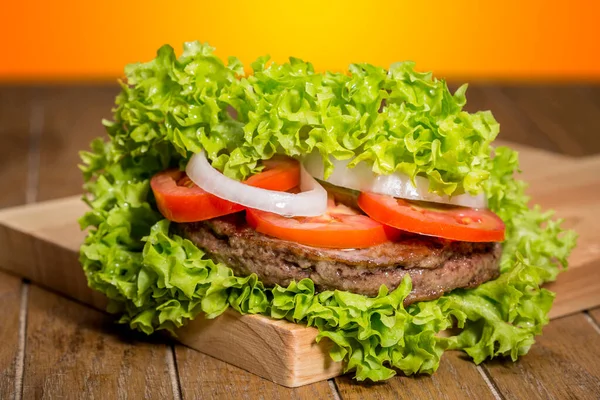 Delicious Hamburger Vegetables Wooden Board — Stock Photo, Image