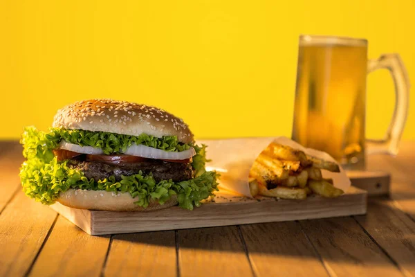 Lahodný Hamburger Zeleninou Dřevěné Desce — Stock fotografie