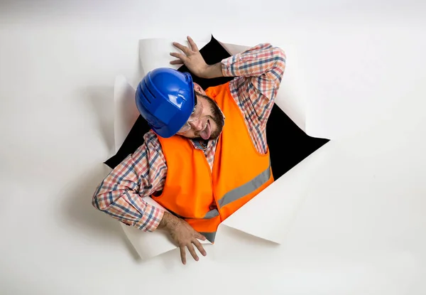 Constructor Hombre Saliendo Pared Papel Roto —  Fotos de Stock
