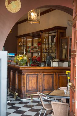 Çeşitli likörlü geleneksel ahşap bar.