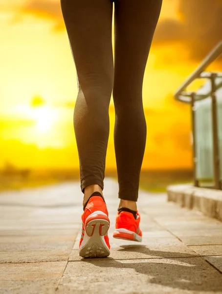 Läuferfüße Laufen Nahaufnahme Auf Schuhen Über Die Straße Frauenfitness — Stockfoto
