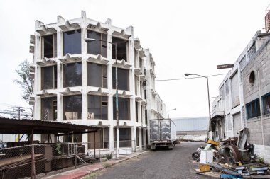 Harap olmuş binalar, evler ve depolar.