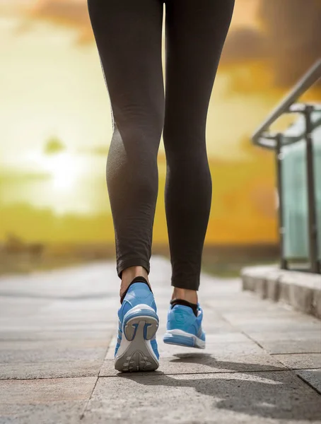 Läuferfüße Laufen Nahaufnahme Auf Schuhen Über Die Straße Frauenfitness — Stockfoto