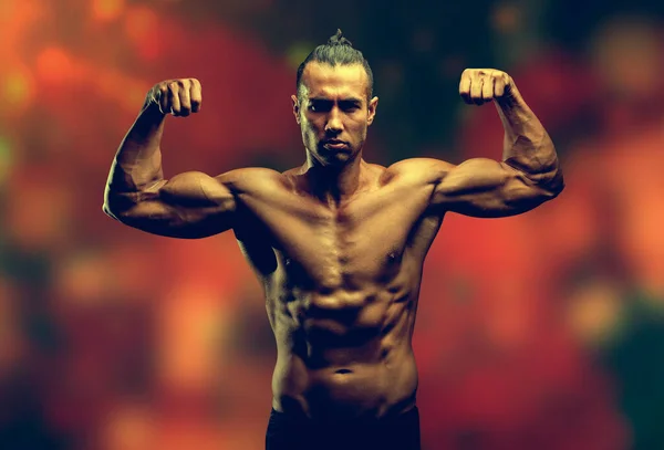 Jovem Boxeador Muscular Ginásio Exercitando Diferentes Poses Mostrando Seus Músculos — Fotografia de Stock