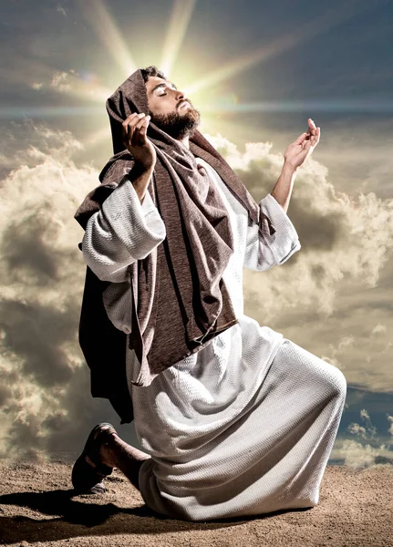 Gesù Cristo Pregando Dio Nella Notte Oscura Nera — Foto Stock