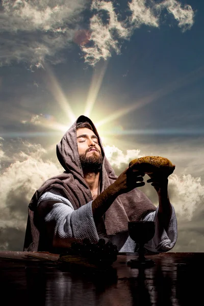 Ιησούς Χριστός Προσεύχεται Στο Θεό Στη Σκοτεινή Μαύρη Νύχτα — Φωτογραφία Αρχείου