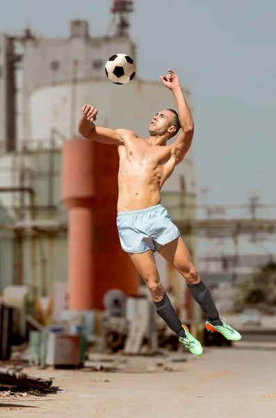 Ποδοσφαιριστής Παίζει Ποδόσφαιρο Δρόμου Την Ημέρα — Φωτογραφία Αρχείου
