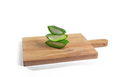 Güneşli bir günde bahçedeki aloe üsten kesiliyor.