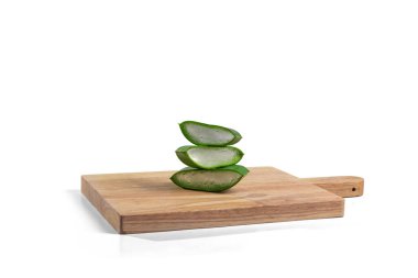 Güneşli bir günde bahçedeki aloe üsten kesiliyor.