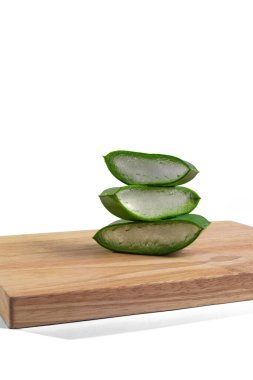 Güneşli bir günde bahçedeki aloe üsten kesiliyor.