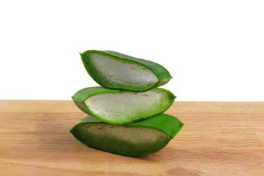 Güneşli bir günde bahçedeki aloe üsten kesiliyor.