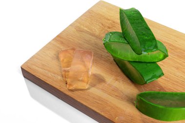 Güneşli bir günde bahçedeki aloe üsten kesiliyor.