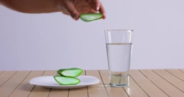  Aloe Vera 'nın tahta kesme tahtasıyla kesilip suda yıkandığını gösteren bir video.