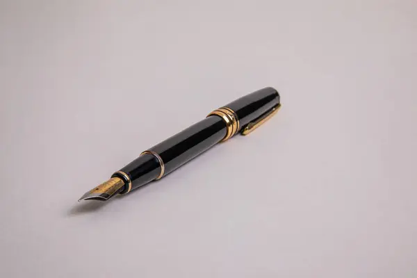 Элегантный Черный Металл Ручка Фонтан Золотом Детали Низким Углом Зрения Лицензионные Стоковые Фото