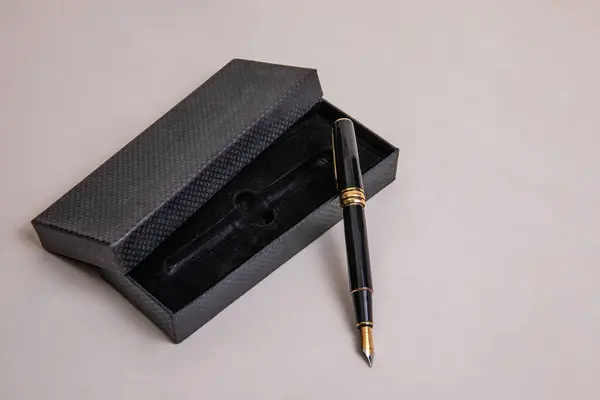 精美的黑色金属钢笔 金质细部 黑色天鹅绒盒 低视角 图库图片