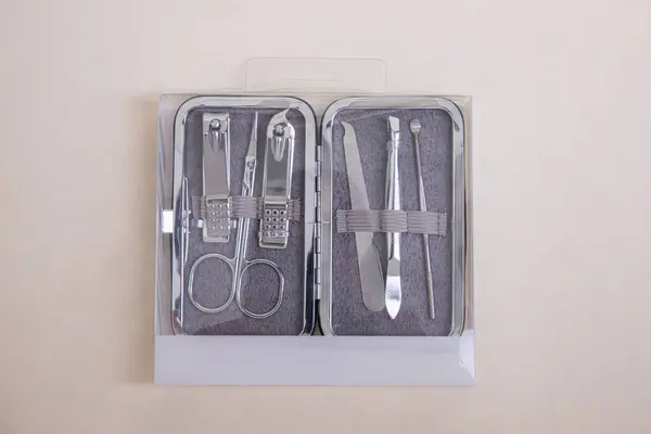 Mehrteiliger Metallnagel Werkzeugsatz Transparenter Kunststoffverpackung Mit Metallkoffer Auf Beigem Hintergrund Stockfoto