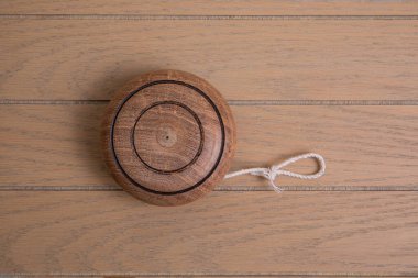 Tahta yoyo, Meksika el yapımı doğal mesquite 'den yapılmış ahşap masa ipli oyuncak.