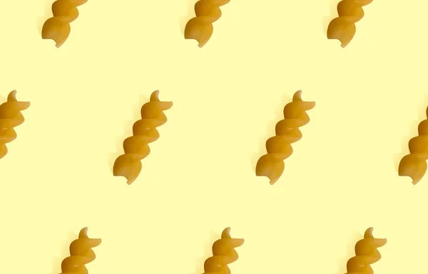 Ungekochte Fusilli Pasta Isoliert Auf Gelbem Nahtlosem Hintergrund Italienische Spiralnudeln — Stockfoto