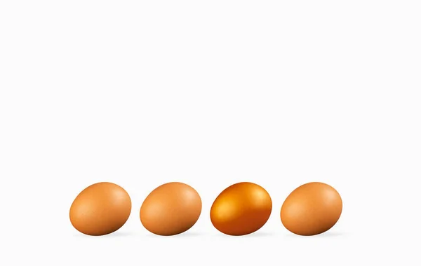 Trzy Świeże Brązowe Jaja Kurze Leżą Obok Jednego Złotego Jaja — Zdjęcie stockowe