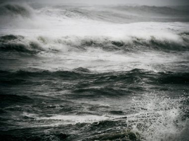 Büyük deniz dalgaları çarpıyor. Gloria Storm Barcelona sahilinde. Denizin gücü.