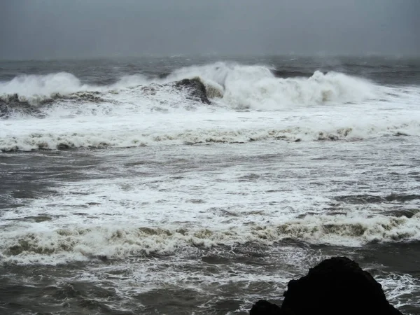 崖の上に大きな波からスプラッシュと海の嵐 バルセロナ海岸のグロリア ストーム 海の力 — ストック写真