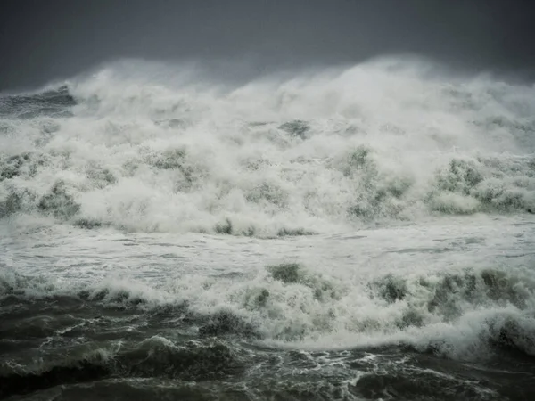 엄청난 파도가 밀려왔습니다 글로리아가 바르셀로나 해안에 폭풍을 일으켰어 바다의 — 스톡 사진