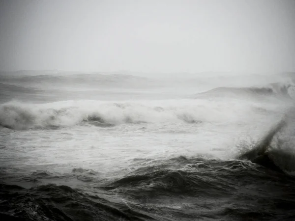 파도가 글로리아가 바르셀로나 해안에 폭풍을 일으켰어 바다의 — 스톡 사진