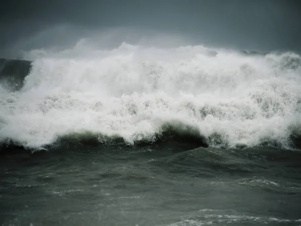 Grote Zeegolven Verpletteren Gloria Storm Aan Kust Van Barcelona Kracht — Stockfoto