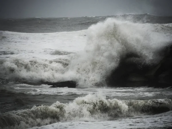 파도가 몰아치는 글로리아가 바르셀로나 해안에 폭풍을 일으켰어 바다의 — 스톡 사진