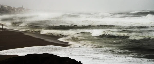 大海波涛汹涌的风景 巴塞罗那海岸的格洛丽亚风暴海洋的力量 — 图库照片