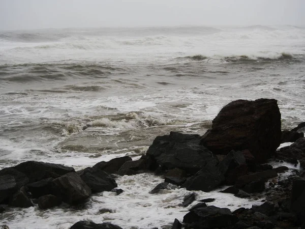 海风从悬崖上的巨浪中喷涌而出 巴塞罗那海岸的格洛丽亚风暴海洋的力量 — 图库照片