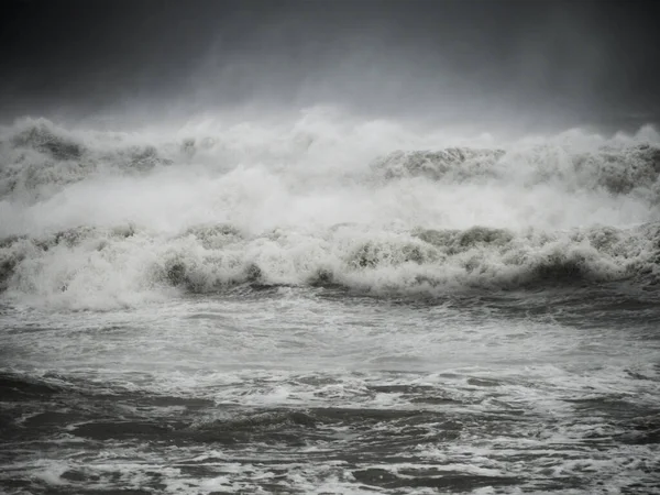 撞毁了巨大的海浪 巴塞罗那海岸的格洛丽亚风暴海洋的力量 — 图库照片