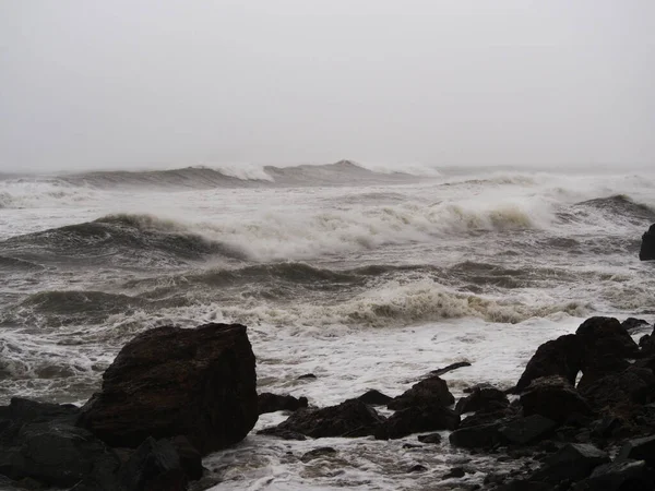 파도가 몰아치는 글로리아가 바르셀로나 해안에 폭풍을 일으켰어 바다의 — 스톡 사진