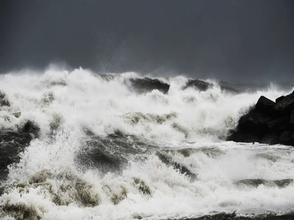 海风从悬崖上的巨浪中喷涌而出 巴塞罗那海岸的格洛丽亚风暴海洋的力量 — 图库照片