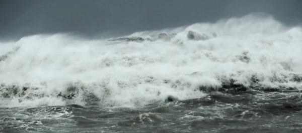 翻滚大海的巨浪 巴塞罗那海岸的格洛丽亚风暴海洋的力量 — 图库照片#