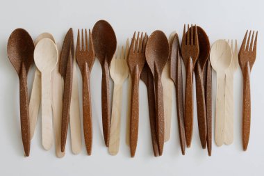 Tek kullanımlık ahşap ve biyolojik olarak ayrıştırılabilir çatal bıçak takımı - çevre konseptine eko-dostluk