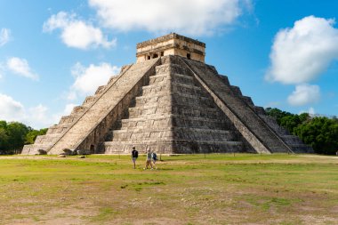 Meksika 'nın Chichen Itza şehrinde Kukulcan Piramidi. Seyahat kavramı. Yucatan, Meksika 'da Maya piramitleri.