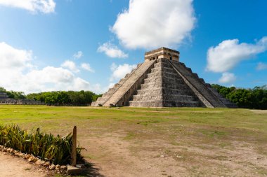 Meksika 'nın Chichen Itza şehrinde Kukulcan Piramidi. Seyahat kavramı. Yucatan, Meksika 'da Maya piramitleri.