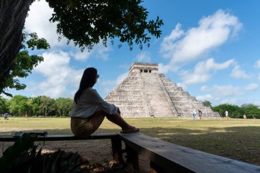 Meksika 'nın Chichen Itza kentindeki Kukulcan Piramidinin arka planındaki turist kız. Seyahat kavramı. Yucatan, Meksika 'da Maya piramitleri.