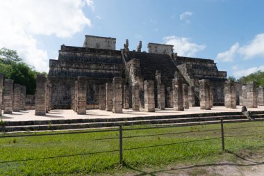 bin savaşçı chichen Itza anıt, güzel bir gün ile yaz Meksika'da yakınındaki Tapınağı