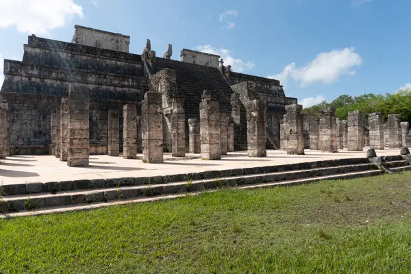 bin savaşçı chichen Itza anıt, güzel bir gün ile yaz Meksika'da yakınındaki Tapınağı