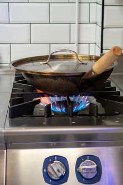 Gaz ocağının tepesinde kızartma tavası. Yemek pişirme ve yemek kavramı.