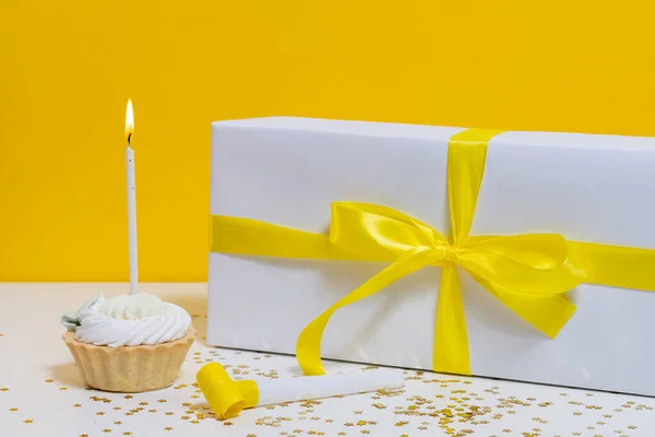 Cupcake Compleanno Con Una Candela Accesa Corno Del Partito Regalo — Foto Stock