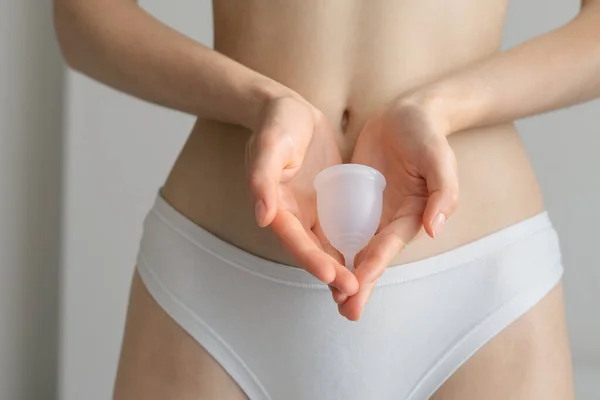 Bílý Menstruační Pohár Leží Rukou Ženy Izolovaném Pozadí Téma Menstruace — Stock fotografie